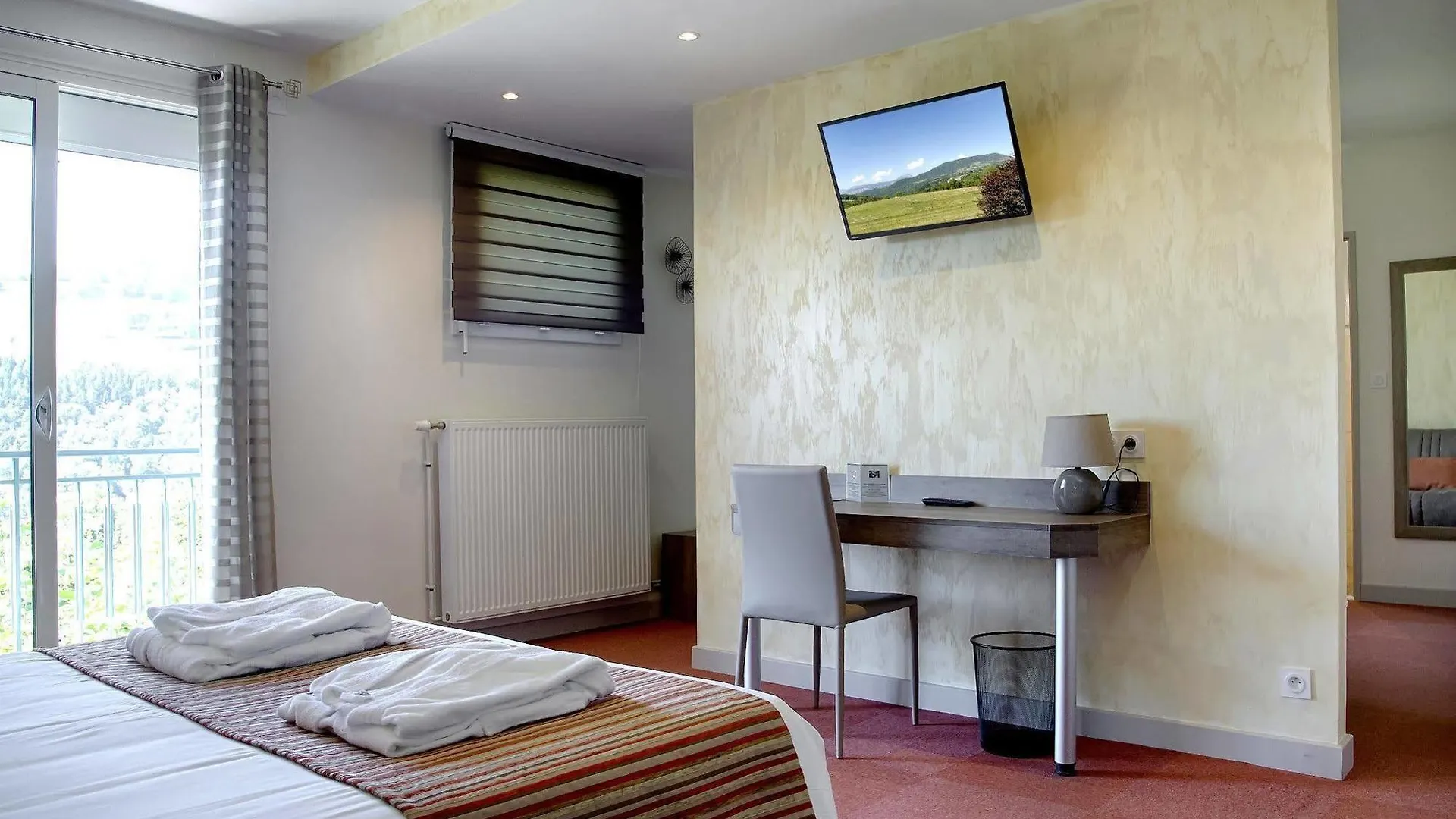 Hotel Les Mesanges Saint-Martin-dʼUriage 3*,  فرنسا